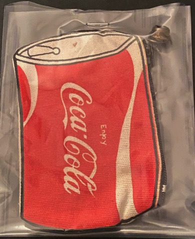 96131-2 € 1,50 coca cola portemennee stof in vorm van blikje.jpeg